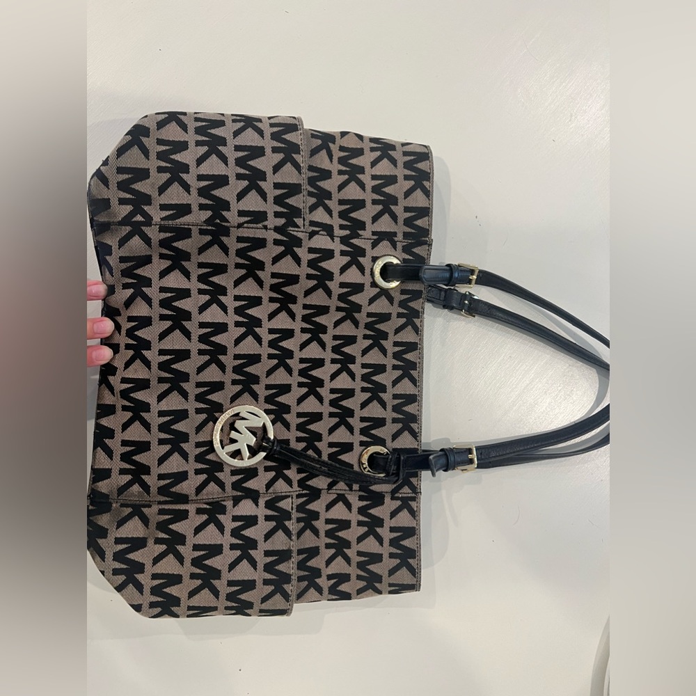 Micheal Kors purse - Picture 2 of 5